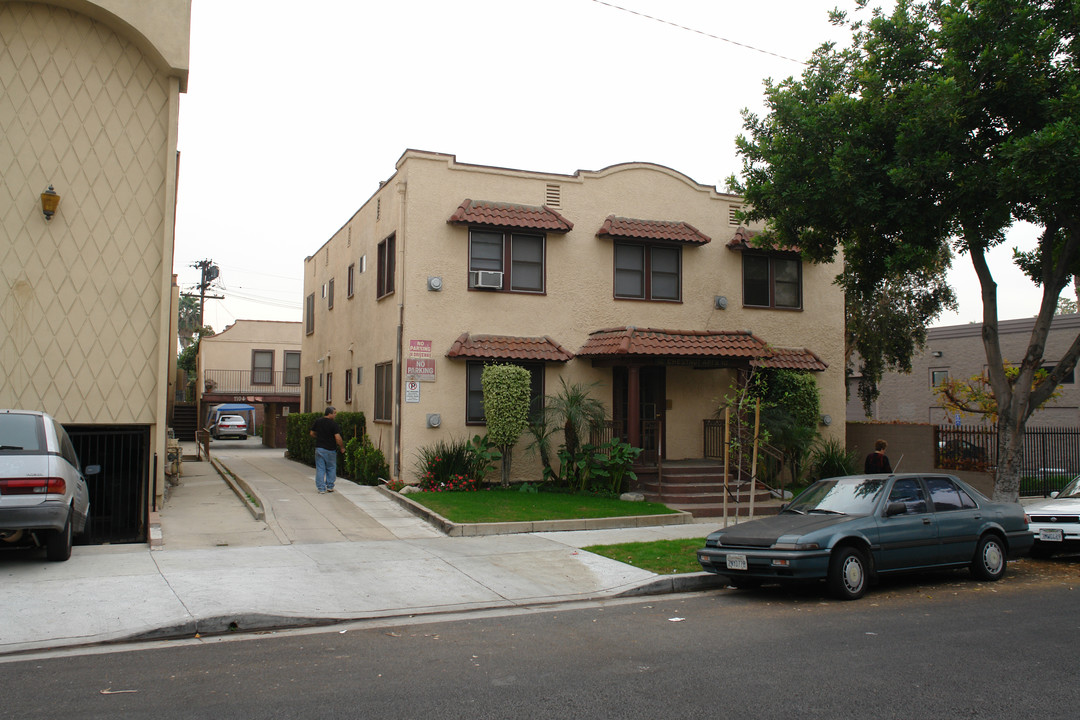 110-112 E Chestnut St in Glendale, CA - Building Photo