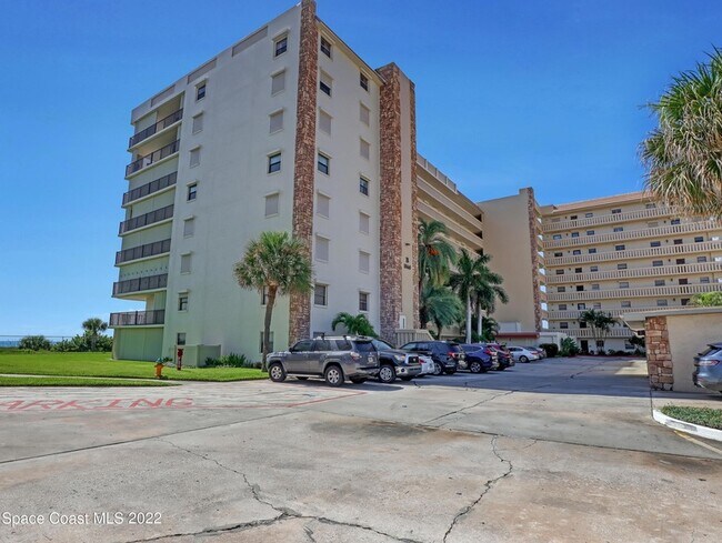 1860 N Atlantic Ave in Cocoa Beach, FL - Foto de edificio - Building Photo