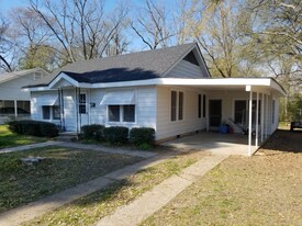 824 N Bledsoe St in Gilmer, TX - Building Photo