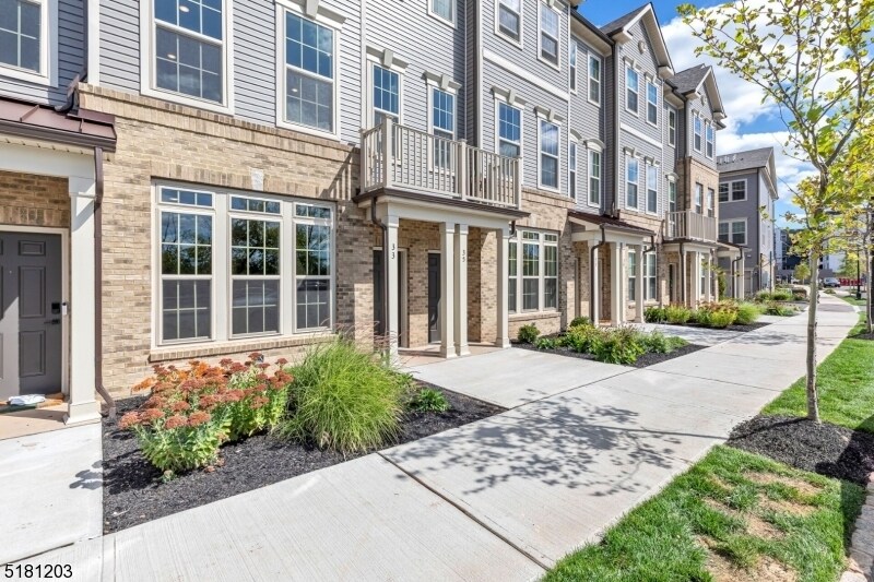 1014 Station Rd in Branchburg, NJ - Building Photo