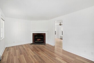 52 Locust St in Greenwich, CT - Building Photo - Building Photo