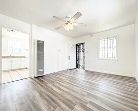 910 N Herbert Ave in Los Angeles, CA - Building Photo - Building Photo