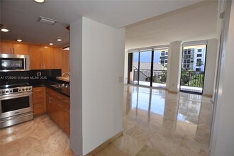 540 Brickell Key Dr in Miami, FL - Building Photo - Building Photo