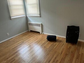 49 E Hawthorne Ave in Valley Stream, NY - Building Photo - Building Photo