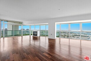 13600 Marina Pointe Dr in Marina Del Rey, CA - Building Photo