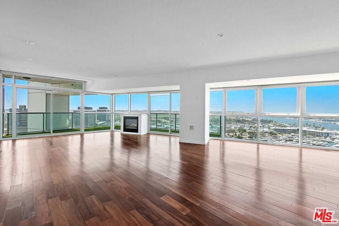 13600 Marina Pointe Dr in Marina Del Rey, CA - Building Photo