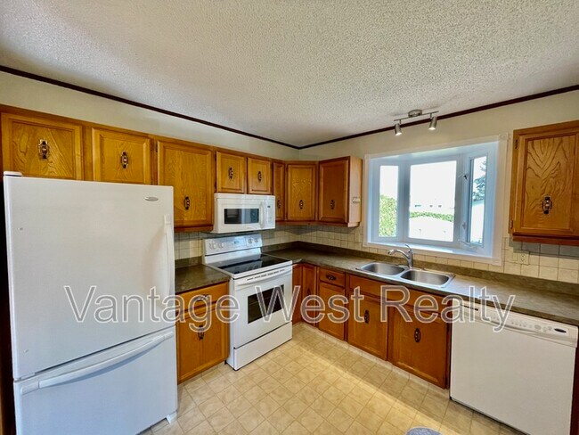 170 Jupiter Ct in Kelowna, BC - Building Photo - Building Photo