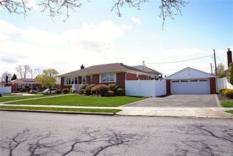 3918 Berger Ave in Bethpage, NY - Building Photo - Building Photo