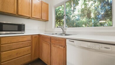14910 SE 46th St in Bellevue, WA - Building Photo - Building Photo