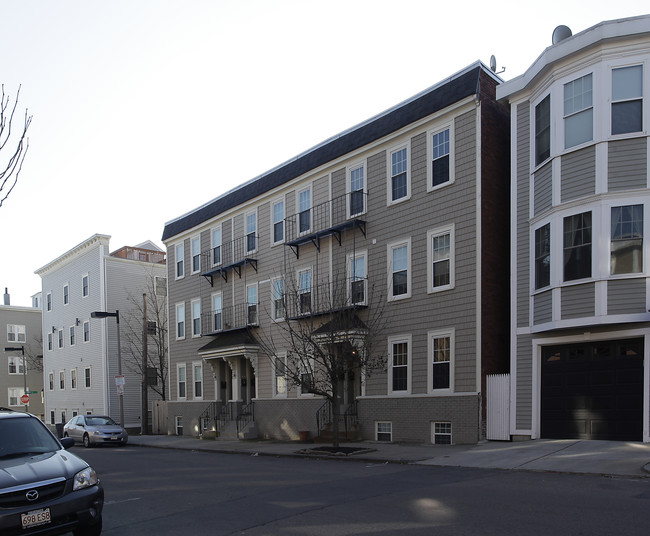 489-493 E 3rd St in South Boston, MA - Foto de edificio - Building Photo