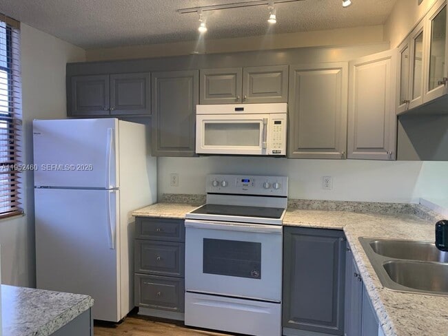1703 Whitehall Dr, Unit 306 in Davie, FL - Building Photo - Building Photo