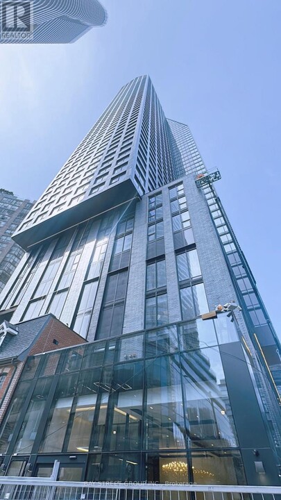 8-2008 Wellesley St W in Toronto, ON - Building Photo