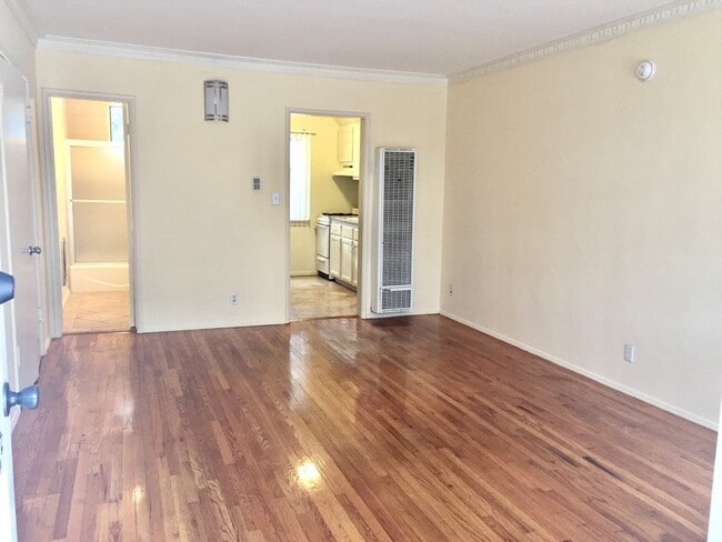 12125 Valleyheart Dr, Unit 12125.5 in Los Angeles, CA - Building Photo - Building Photo