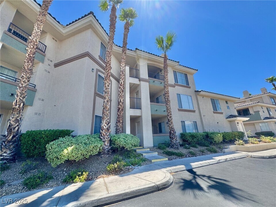 7159 S Durango Dr in Las Vegas, NV - Building Photo
