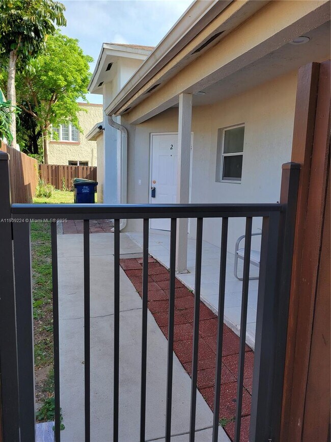 35 SW 7th St in Hallandale Beach, FL - Building Photo - Building Photo