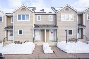 10 Oak Ridge Dr in Windsor Locks, CT - Building Photo