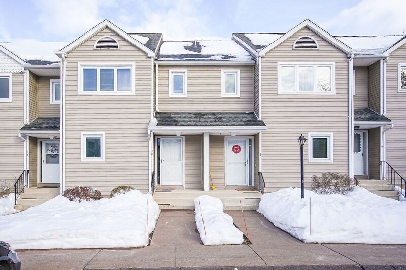 10 Oak Ridge Dr in Windsor Locks, CT - Building Photo