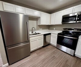 202 W N Loop Blvd in Austin, TX - Building Photo - Building Photo