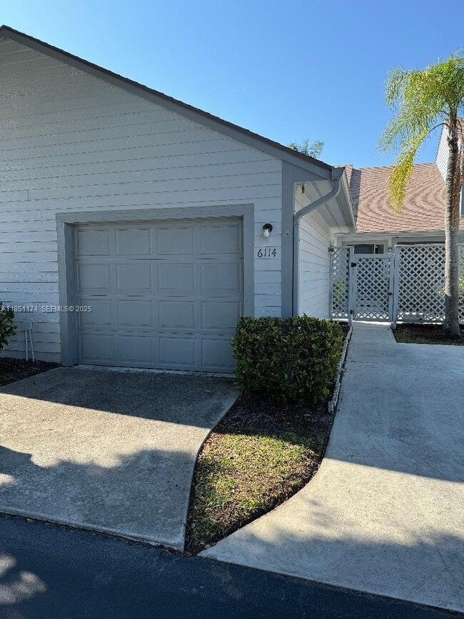 property at 6114 SE Georgetown Pl