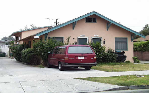 14136-14140 Gilmore St in Van Nuys, CA - Foto de edificio