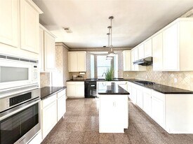 1916 Lakewinds Dr in Missouri City, TX - Building Photo