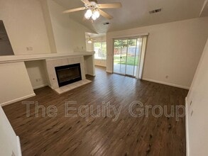 451 W Marilyn St in Farmersville, CA - Foto de edificio - Building Photo