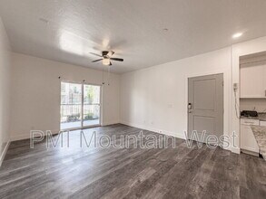875 S Depot St in Clearfield, UT - Foto de edificio - Building Photo