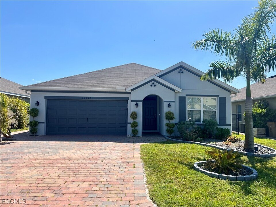 10293 Silver Pond Lane in Lehigh Acres, FL - Foto de edificio