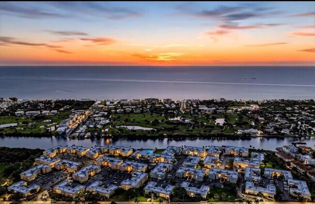 27 Colonial Club Dr in Boynton Beach, FL - Building Photo - Building Photo