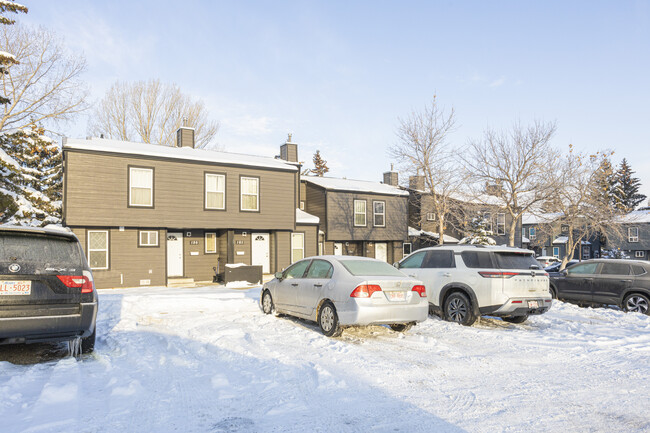 17 Beacham Rd NW in Calgary, AB - Building Photo - Building Photo