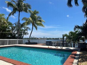 1430 Stillwater Dr in Miami Beach, FL - Foto de edificio - Building Photo