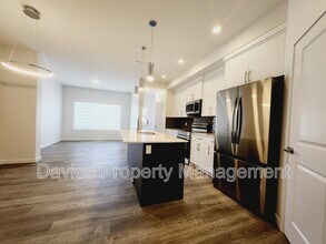 472 Edgemont Dr in Edmonton, AB - Building Photo - Building Photo