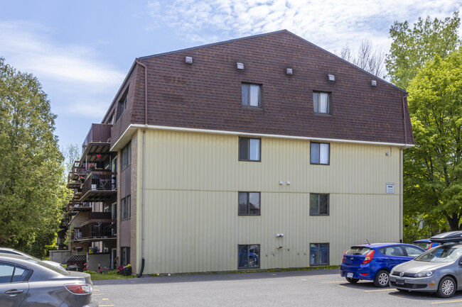 1735 De Cambrai in St-Bruno-de-Montarville, QC - Building Photo - Building Photo