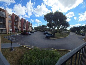 13707 Kendale Lakes Cir in Miami, FL - Building Photo - Building Photo