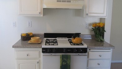 Lomita Apartments in Glendale, CA - Building Photo - Building Photo