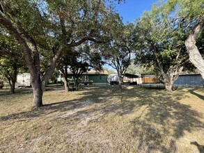 113 W Welder St in Sinton, TX - Foto de edificio - Building Photo