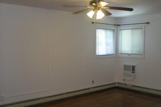180 Main Pky W in Plainview, NY - Building Photo - Building Photo