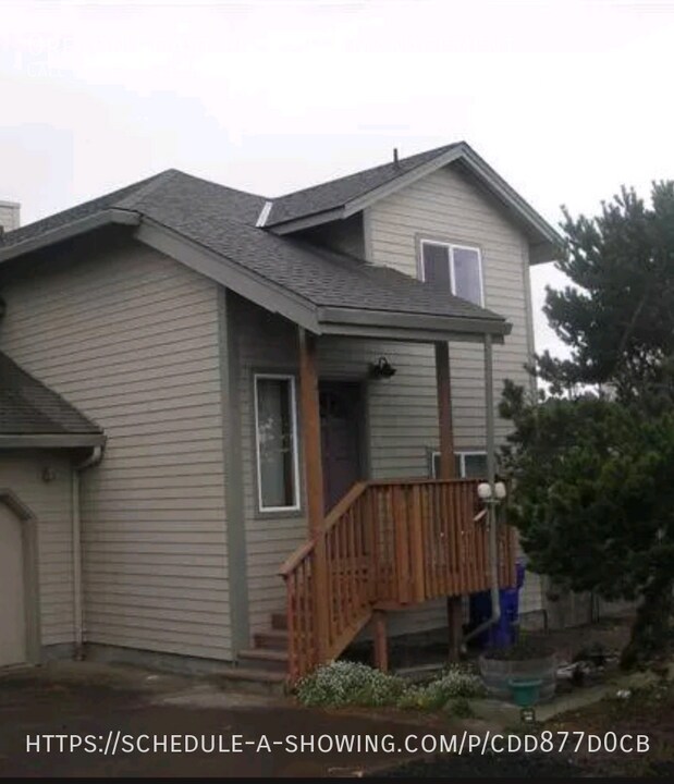 714 SW Bay St in Newport, OR - Building Photo