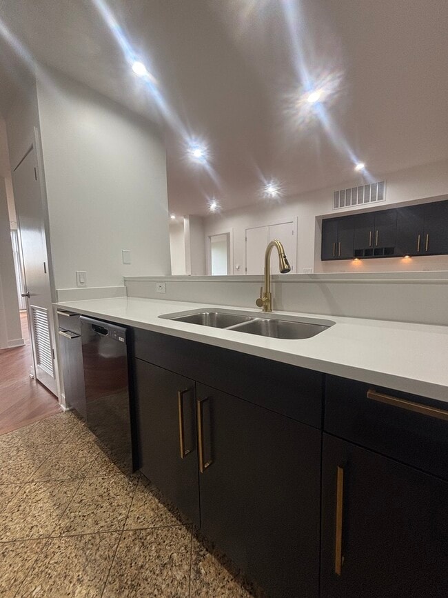 property at 900 W Hubbard St