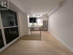 33 Shore Breeze Dr in Toronto, ON - Building Photo - Building Photo