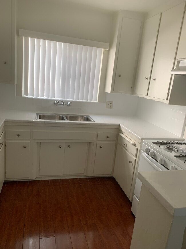 8016 Owensmouth Ave photo'