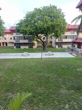 10905 N Kendall Dr in Miami, FL - Building Photo - Building Photo