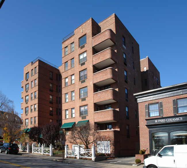 Winthrop House in Greenwich, CT - Building Photo - Building Photo