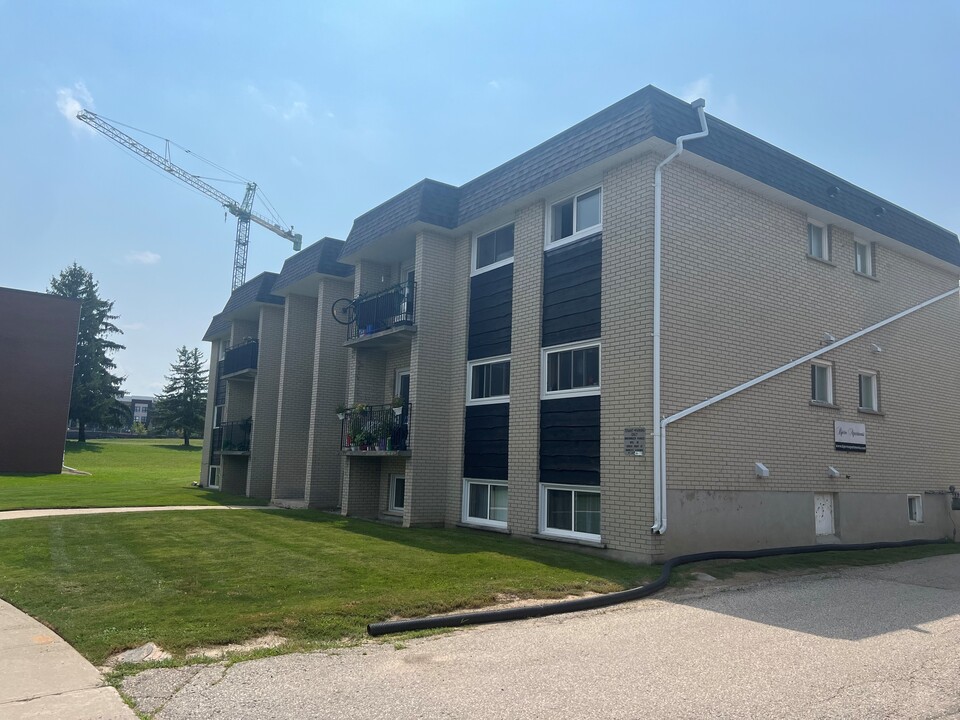 14 Woodfern Crt in Kitchener, ON - Building Photo