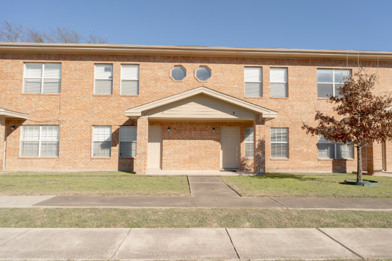 300 Veterans Dr in Kyle, TX - Building Photo