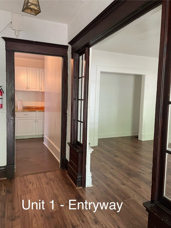 707 Davis St, Unit 1 - first floor in Kalamazoo, MI - Foto de edificio - Building Photo