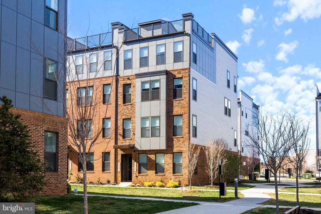 44505 Wolfhound Sq in Ashburn, VA - Building Photo