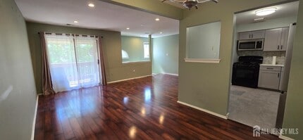 310 Michaels Ct in Woodbridge Township, NJ - Building Photo - Building Photo