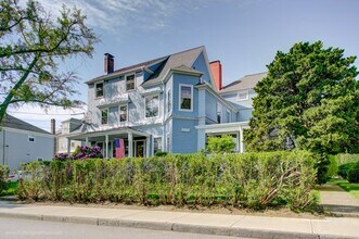 39 Cranston Ave, Unit 3 in Newport, RI - Building Photo - Building Photo