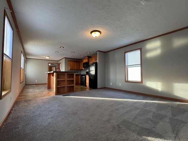 2021 Lark Ln NW in Stewartville, MN - Foto de edificio - Building Photo